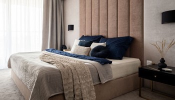 Jak wykończyć ścianę za łóżkiem w sypialni - 7 pomysłów